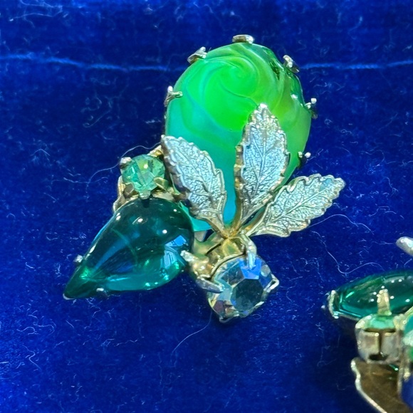 Vintage green glass and AB gold tone clip on earrings - Picture 5 of 5